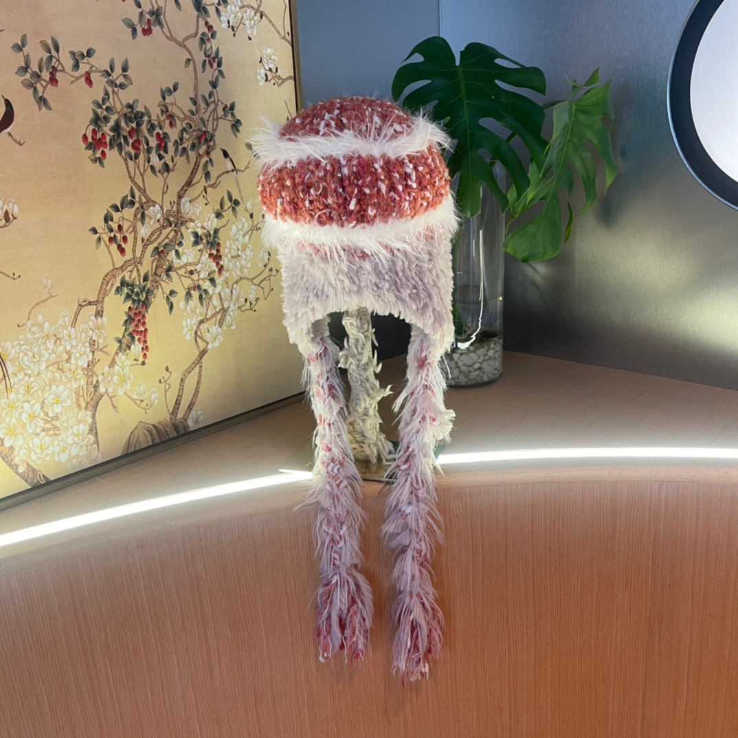 香奈儿Chanel 2024新款秋冬小香风条纹拼接毛绒毛线帽，保暧护耳瓣子帽女