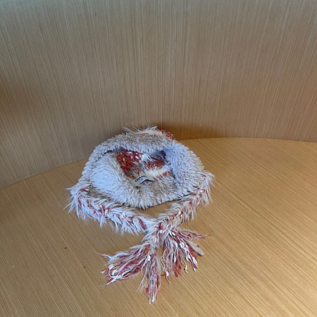 香奈儿Chanel 2024新款秋冬小香风条纹拼接毛绒毛线帽，保暧护耳瓣子帽女