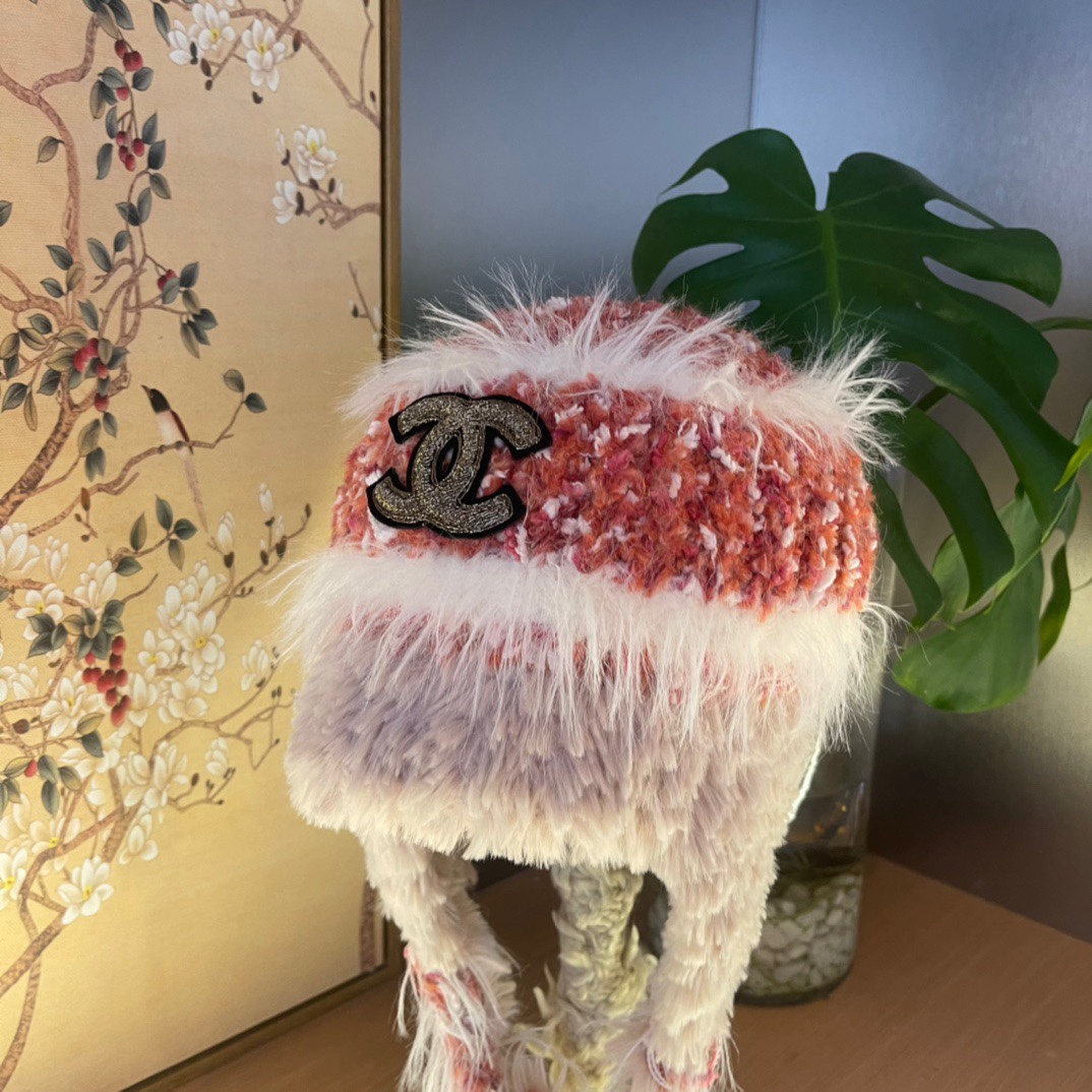 香奈儿Chanel 2024新款秋冬小香风条纹拼接毛绒毛线帽，保暧护耳瓣子帽女