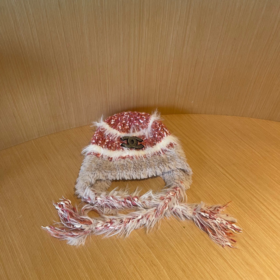 香奈儿Chanel 2024新款秋冬小香风条纹拼接毛绒毛线帽，保暧护耳瓣子帽女