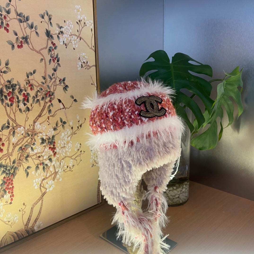 香奈儿Chanel 2024新款秋冬小香风条纹拼接毛绒毛线帽，保暧护耳瓣子帽女