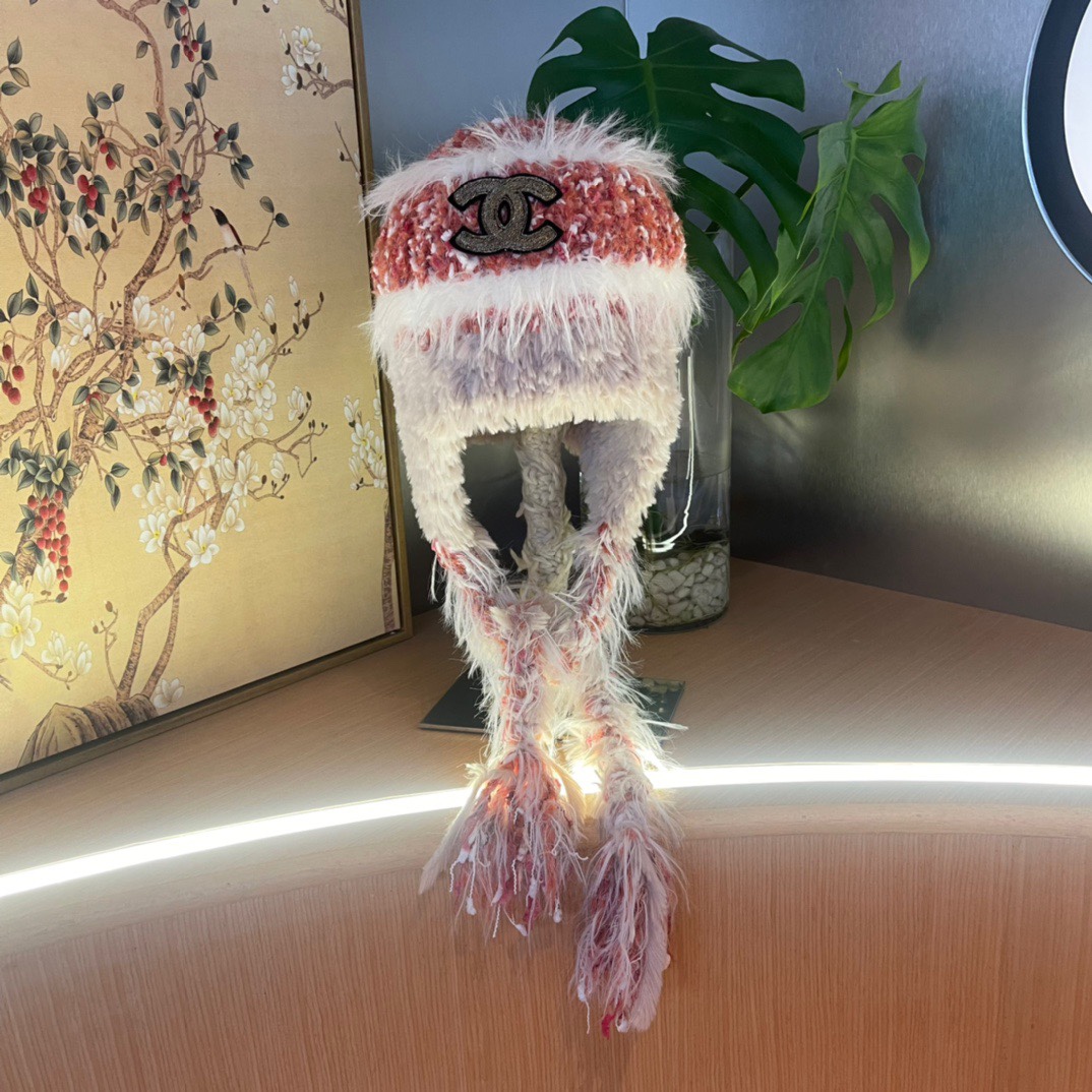 香奈儿Chanel 2024新款秋冬小香风条纹拼接毛绒毛线帽，保暧护耳瓣子帽女