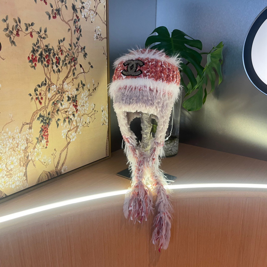 香奈儿Chanel 2024新款秋冬小香风条纹拼接毛绒毛线帽，保暧护耳瓣子帽女