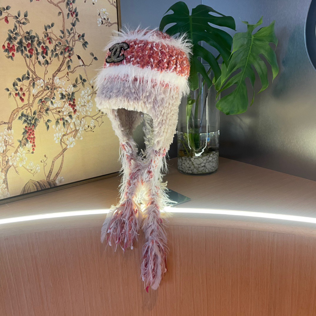 香奈儿Chanel 2024新款秋冬小香风条纹拼接毛绒毛线帽，保暧护耳瓣子帽女