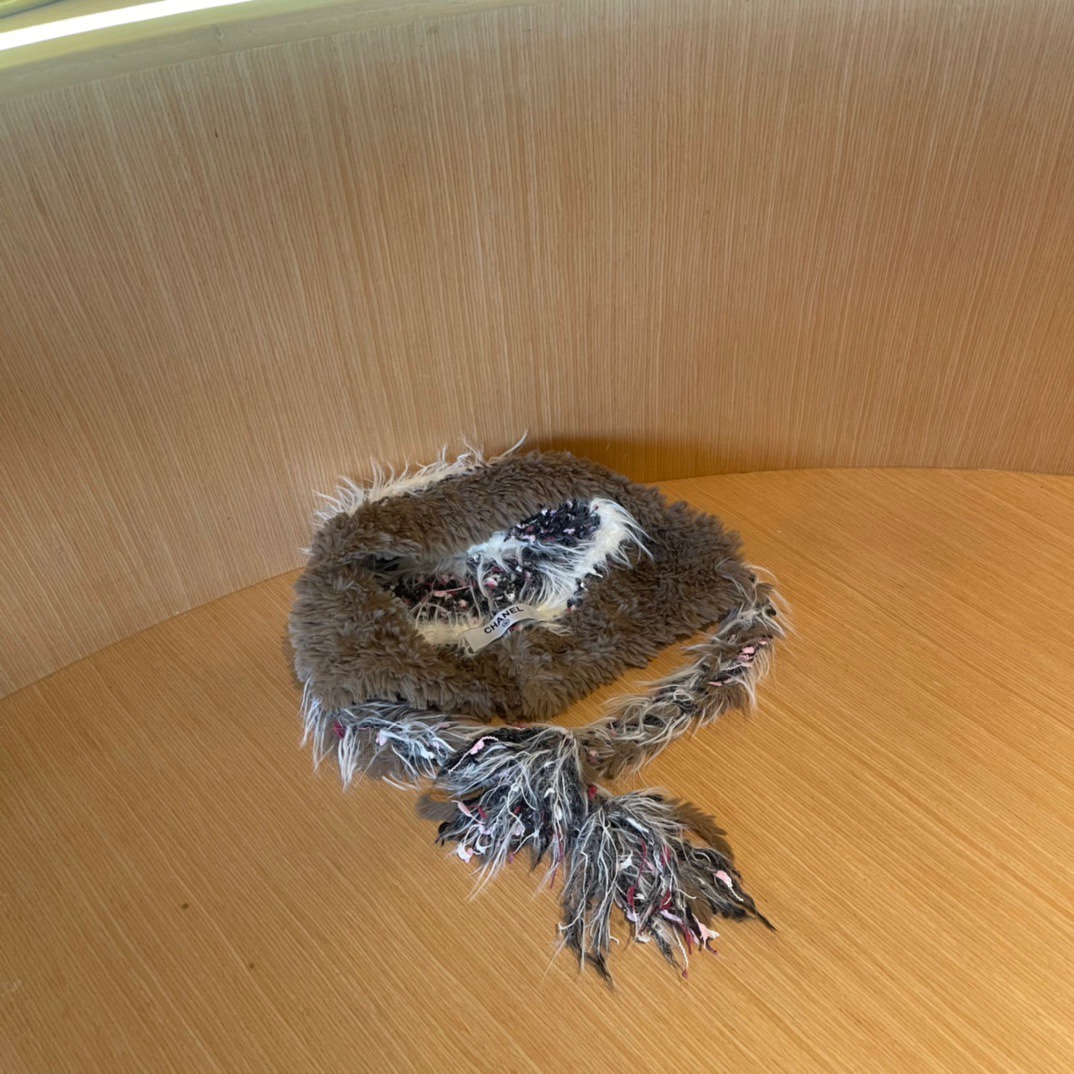 香奈儿Chanel 2024新款秋冬小香风条纹拼接毛绒毛线帽，保暧护耳瓣子帽女