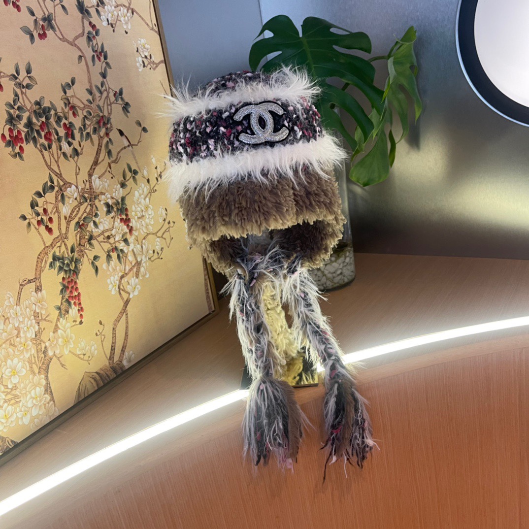 香奈儿Chanel 2024新款秋冬小香风条纹拼接毛绒毛线帽，保暧护耳瓣子帽女