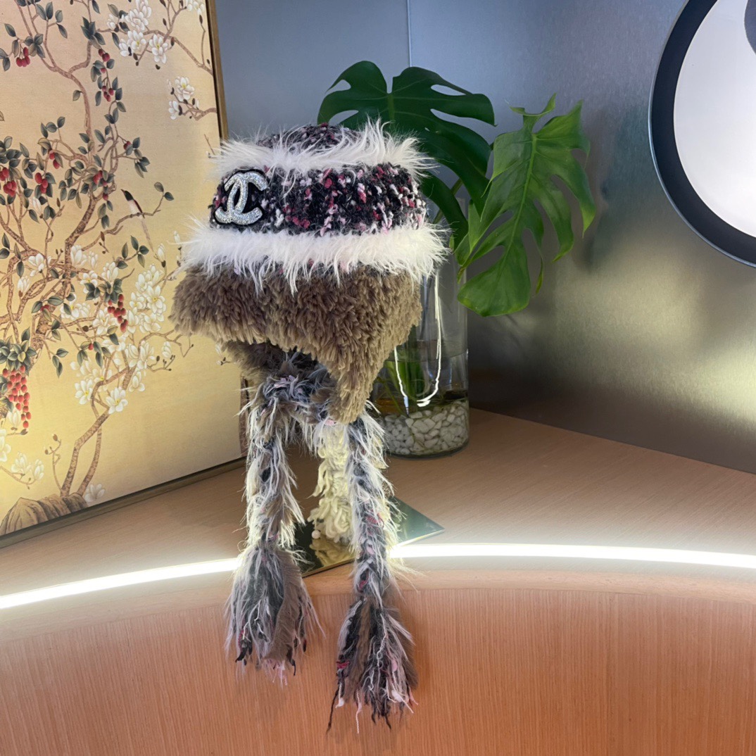 香奈儿Chanel 2024新款秋冬小香风条纹拼接毛绒毛线帽，保暧护耳瓣子帽女