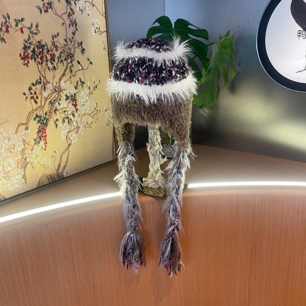 香奈儿Chanel 2024新款秋冬小香风条纹拼接毛绒毛线帽，保暧护耳瓣子帽女