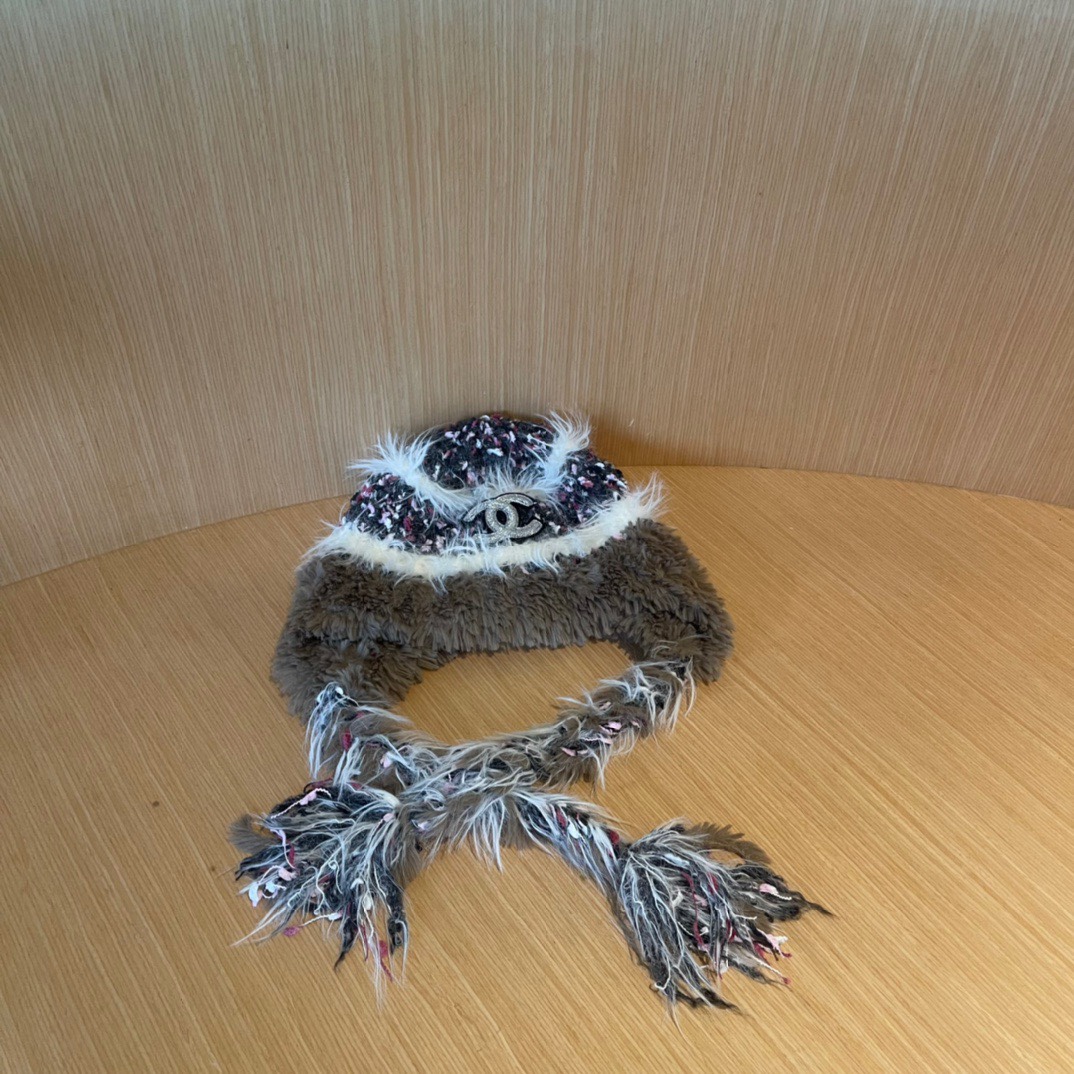 香奈儿Chanel 2024新款秋冬小香风条纹拼接毛绒毛线帽，保暧护耳瓣子帽女