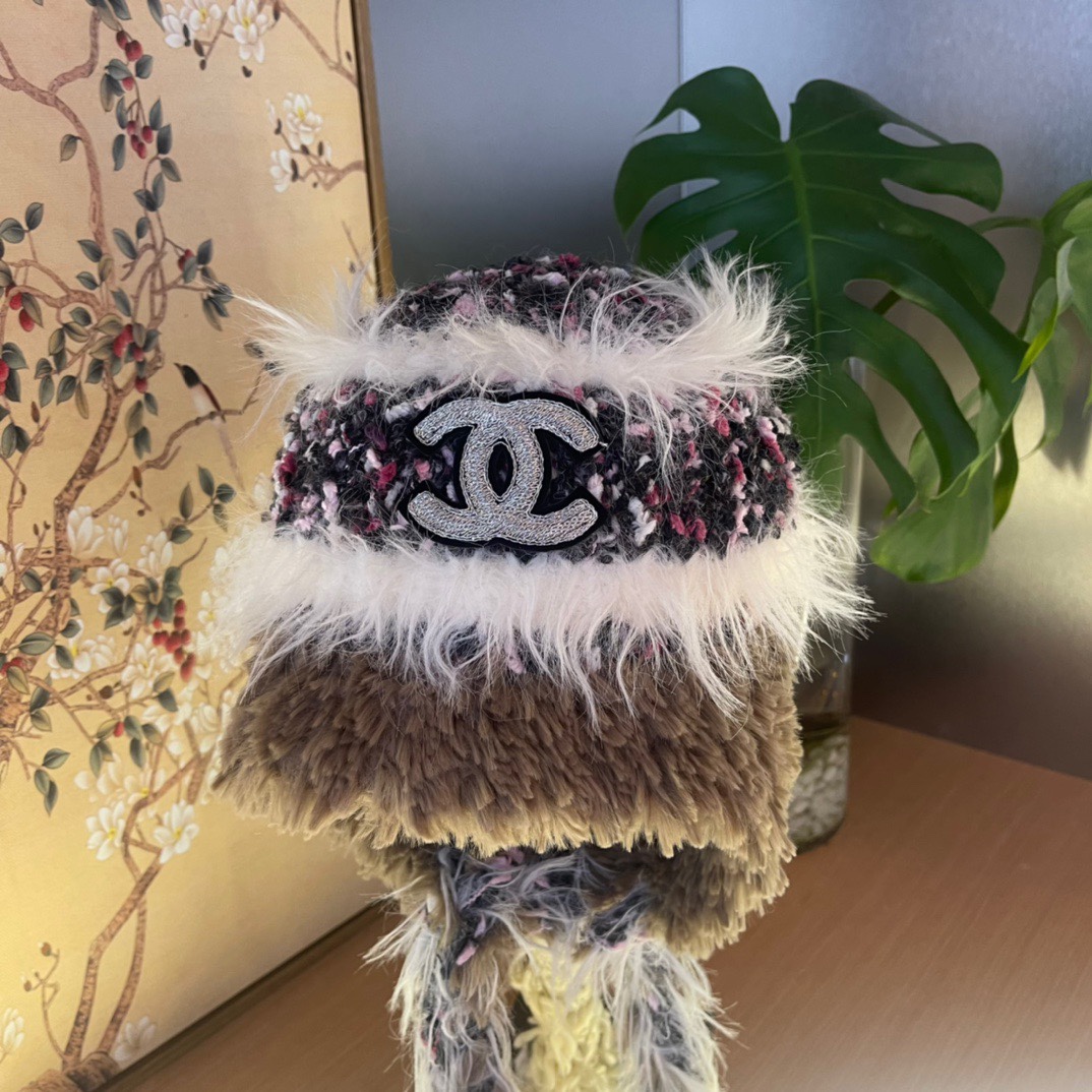 香奈儿Chanel 2024新款秋冬小香风条纹拼接毛绒毛线帽，保暧护耳瓣子帽女