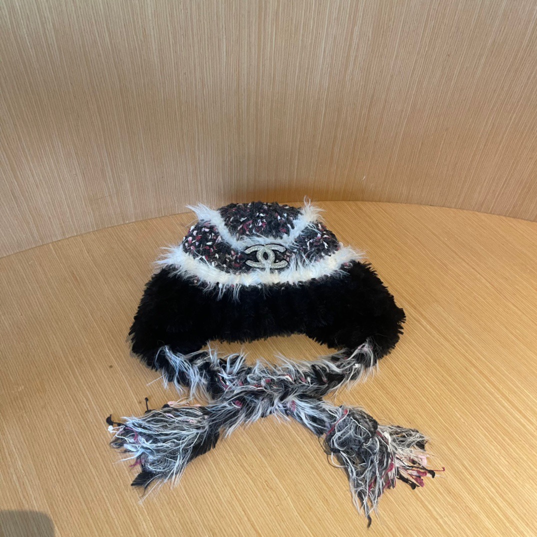 香奈儿Chanel 2024新款秋冬小香风条纹拼接毛绒毛线帽，保暧护耳瓣子帽女