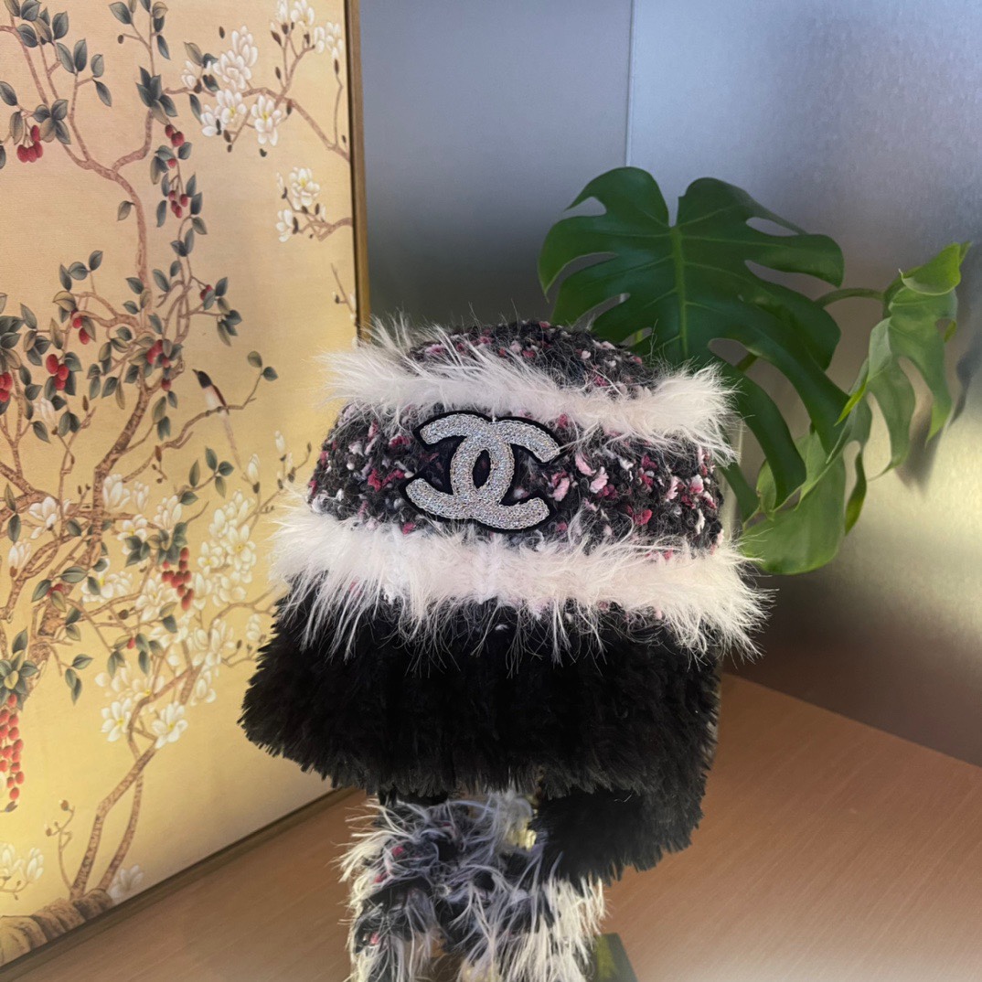 香奈儿Chanel 2024新款秋冬小香风条纹拼接毛绒毛线帽，保暧护耳瓣子帽女