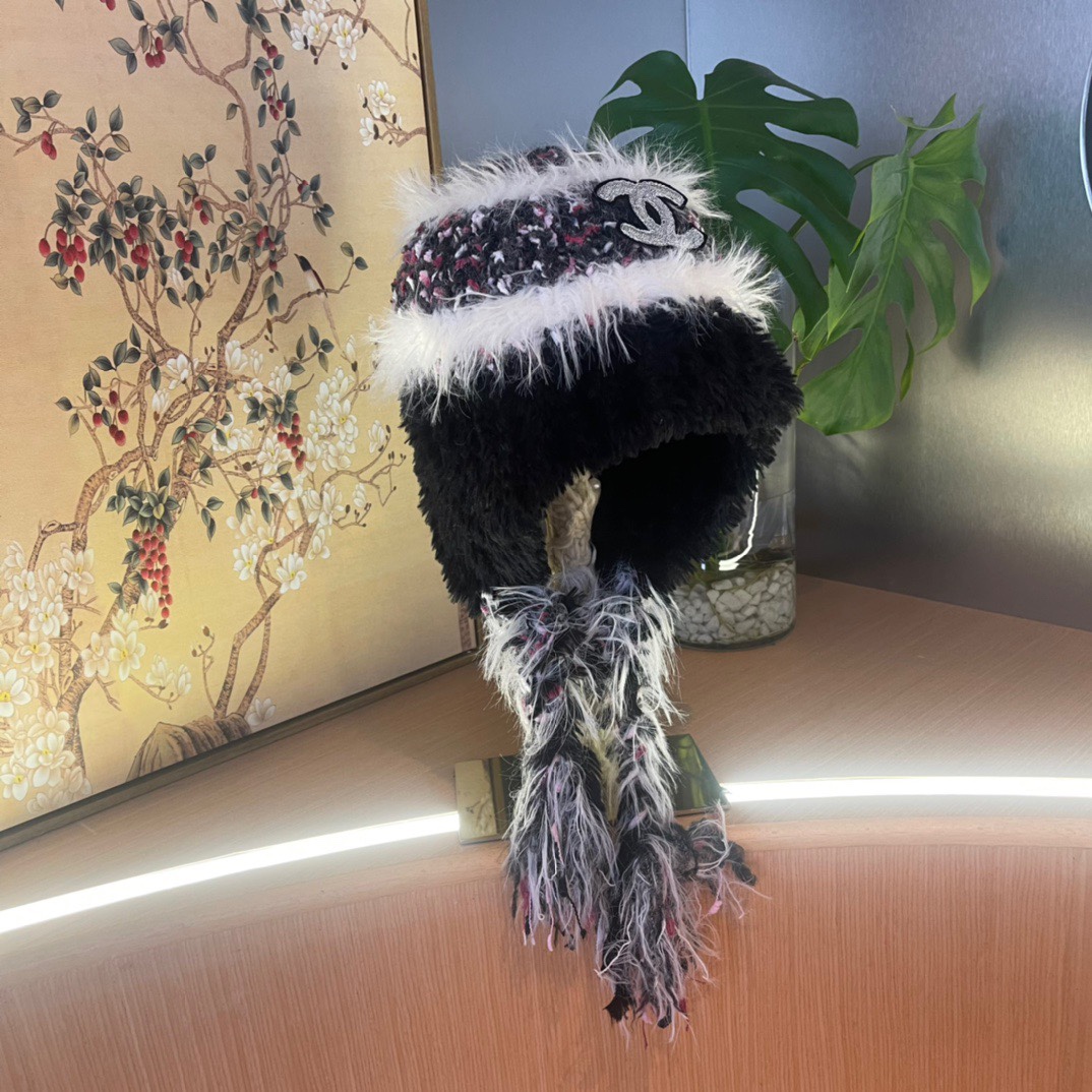 香奈儿Chanel 2024新款秋冬小香风条纹拼接毛绒毛线帽，保暧护耳瓣子帽女