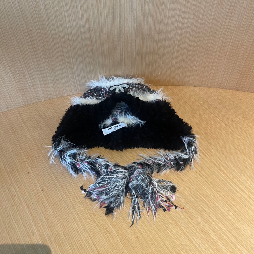 香奈儿Chanel 2024新款秋冬小香风条纹拼接毛绒毛线帽，保暧护耳瓣子帽女