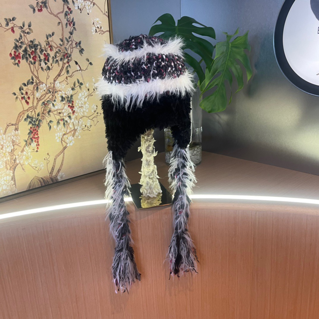 香奈儿Chanel 2024新款秋冬小香风条纹拼接毛绒毛线帽，保暧护耳瓣子帽女