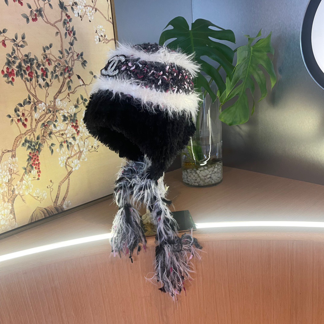 香奈儿Chanel 2024新款秋冬小香风条纹拼接毛绒毛线帽，保暧护耳瓣子帽女