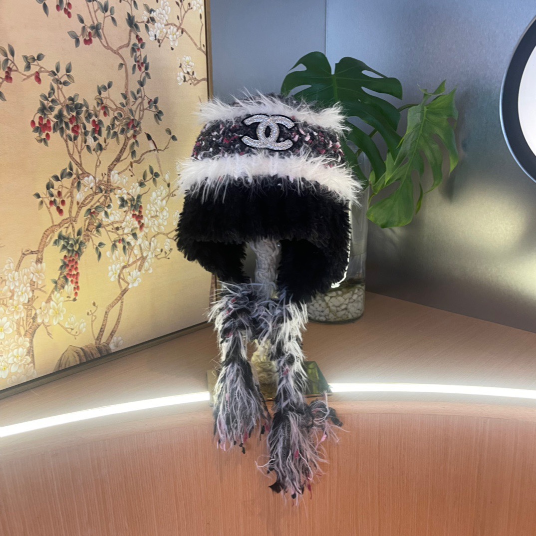 香奈儿Chanel 2024新款秋冬小香风条纹拼接毛绒毛线帽，保暧护耳瓣子帽女