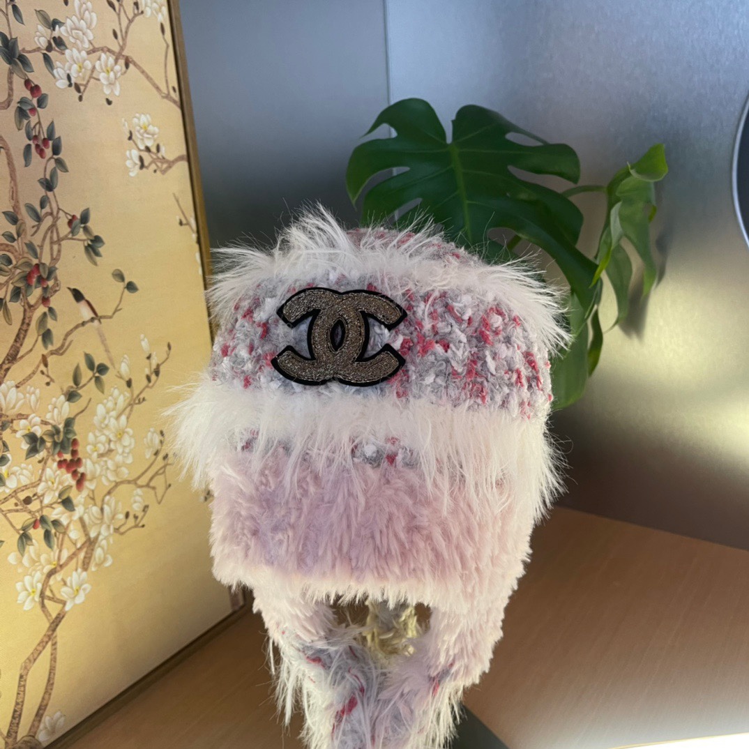 香奈儿Chanel 2024新款秋冬小香风条纹拼接毛绒毛线帽，保暧护耳瓣子帽女