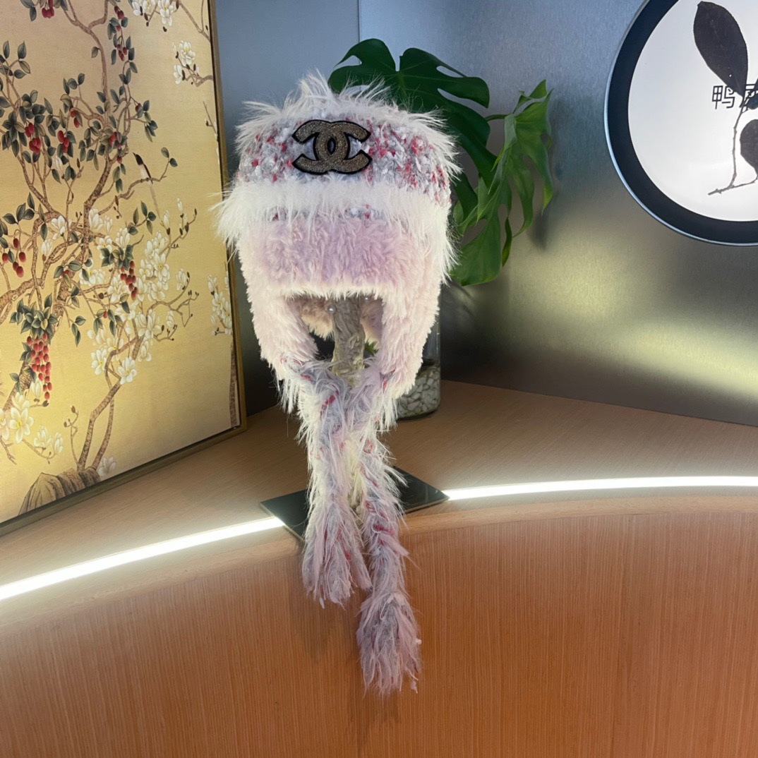 香奈儿Chanel 2024新款秋冬小香风条纹拼接毛绒毛线帽，保暧护耳瓣子帽女