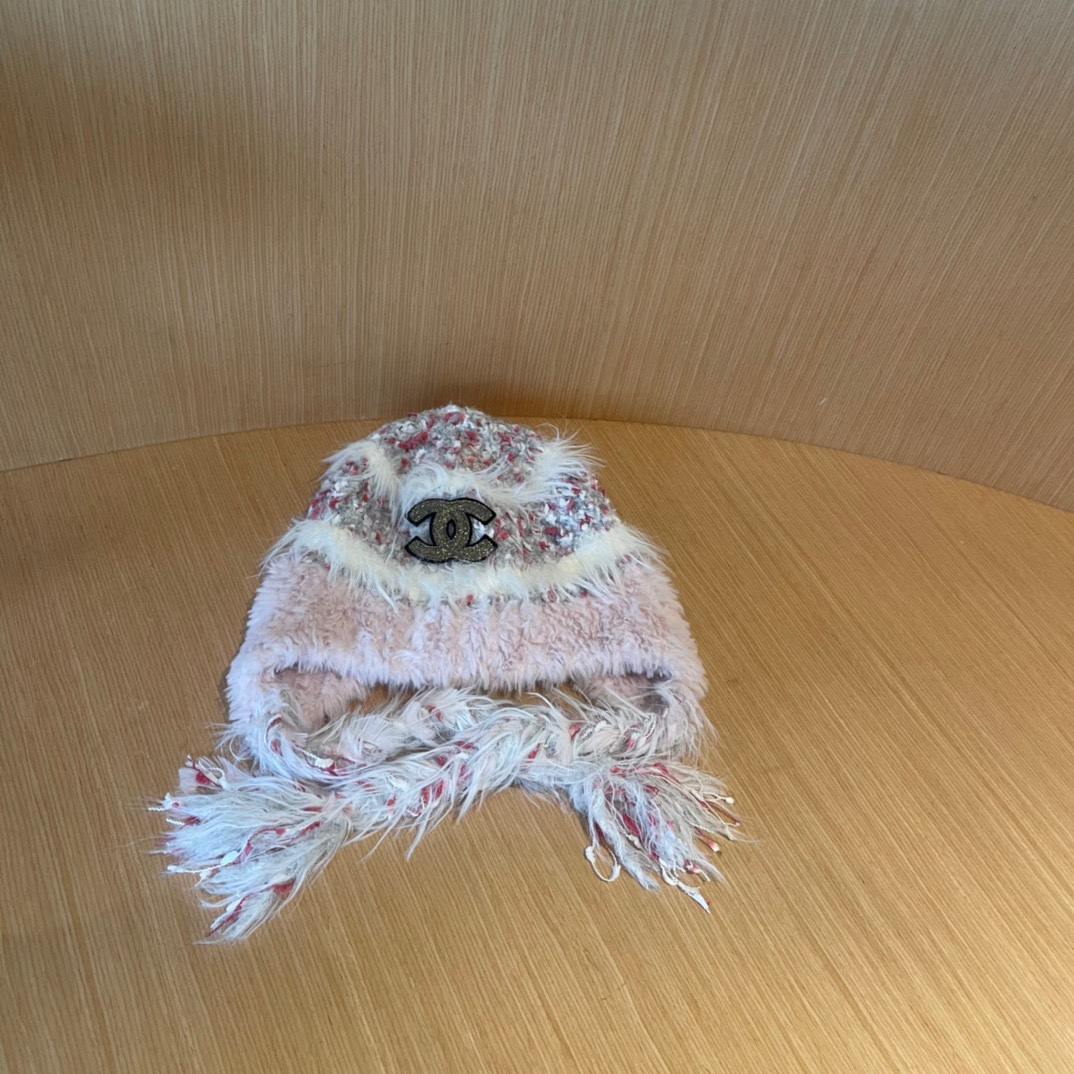 香奈儿Chanel 2024新款秋冬小香风条纹拼接毛绒毛线帽，保暧护耳瓣子帽女