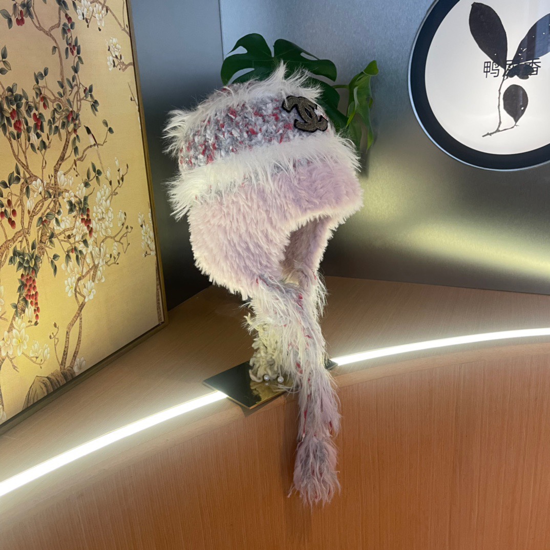 香奈儿Chanel 2024新款秋冬小香风条纹拼接毛绒毛线帽，保暧护耳瓣子帽女
