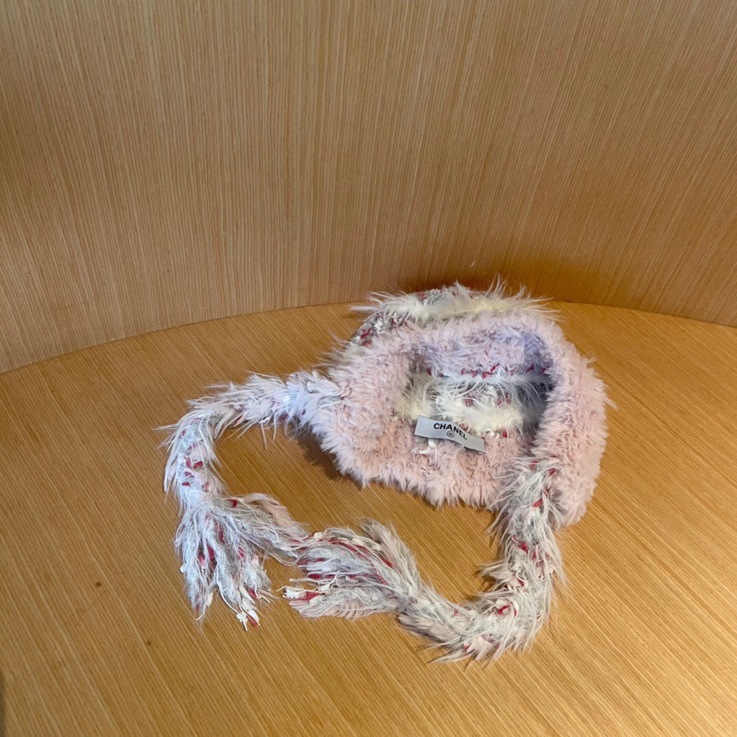 香奈儿Chanel 2024新款秋冬小香风条纹拼接毛绒毛线帽，保暧护耳瓣子帽女