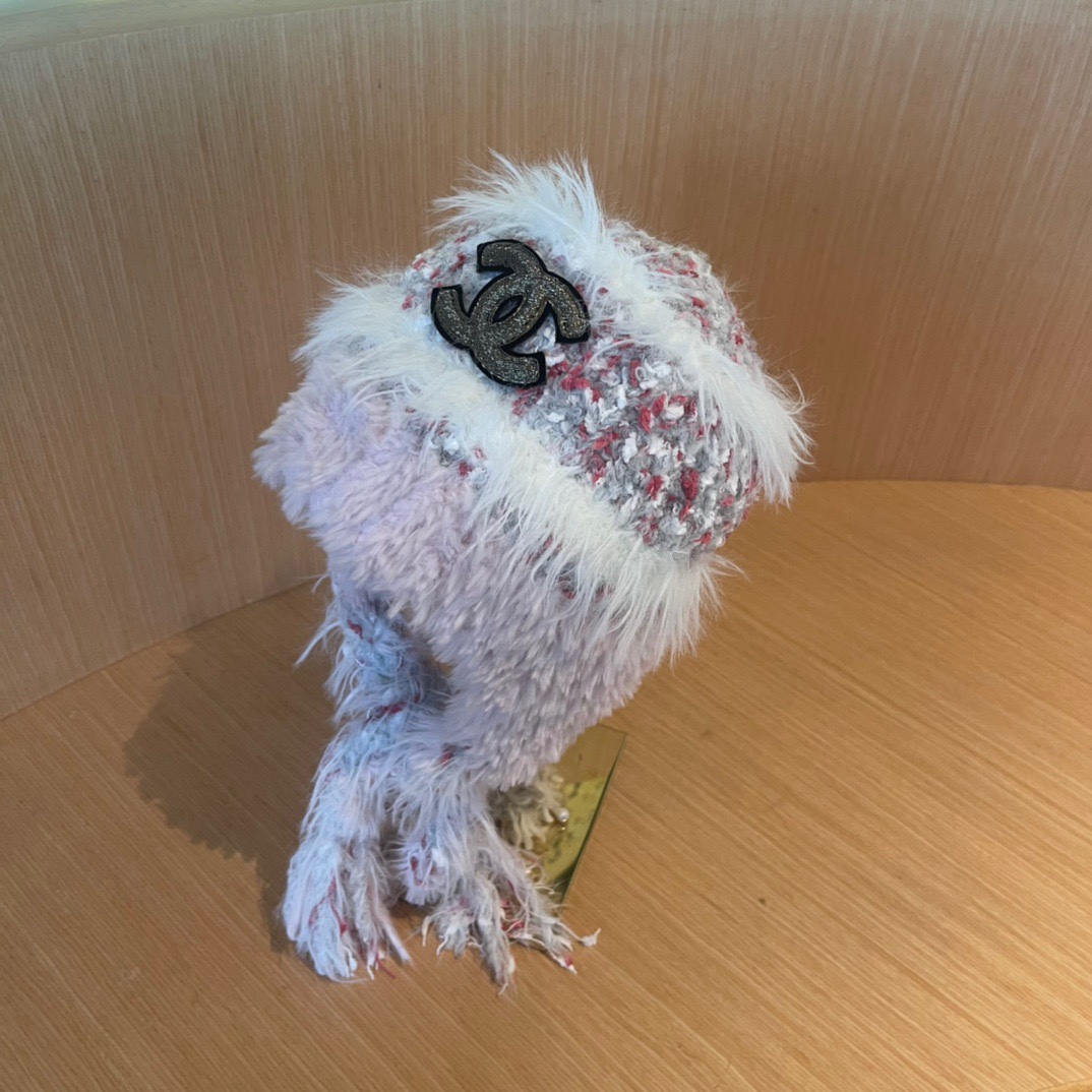 香奈儿Chanel 2024新款秋冬小香风条纹拼接毛绒毛线帽，保暧护耳瓣子帽女