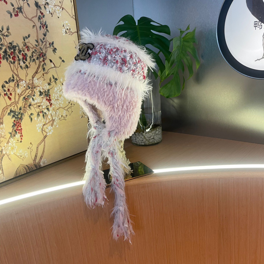 香奈儿Chanel 2024新款秋冬小香风条纹拼接毛绒毛线帽，保暧护耳瓣子帽女