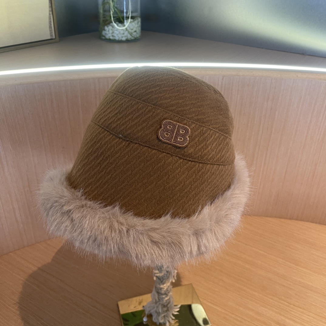 NO:365345,Balenciaga irregular sided fisherman hat simple and high-end foldable at will, convenient to carry hat fisherman hat baseball hat knit hat, hat, balenciaga, espadrilles, hats巴黎世家不规则加边渔夫帽简单高级 可以随意折叠 方便携带帽子渔夫帽棒球帽针织帽,帽子,balenciaga,espadrilles,hats,hat