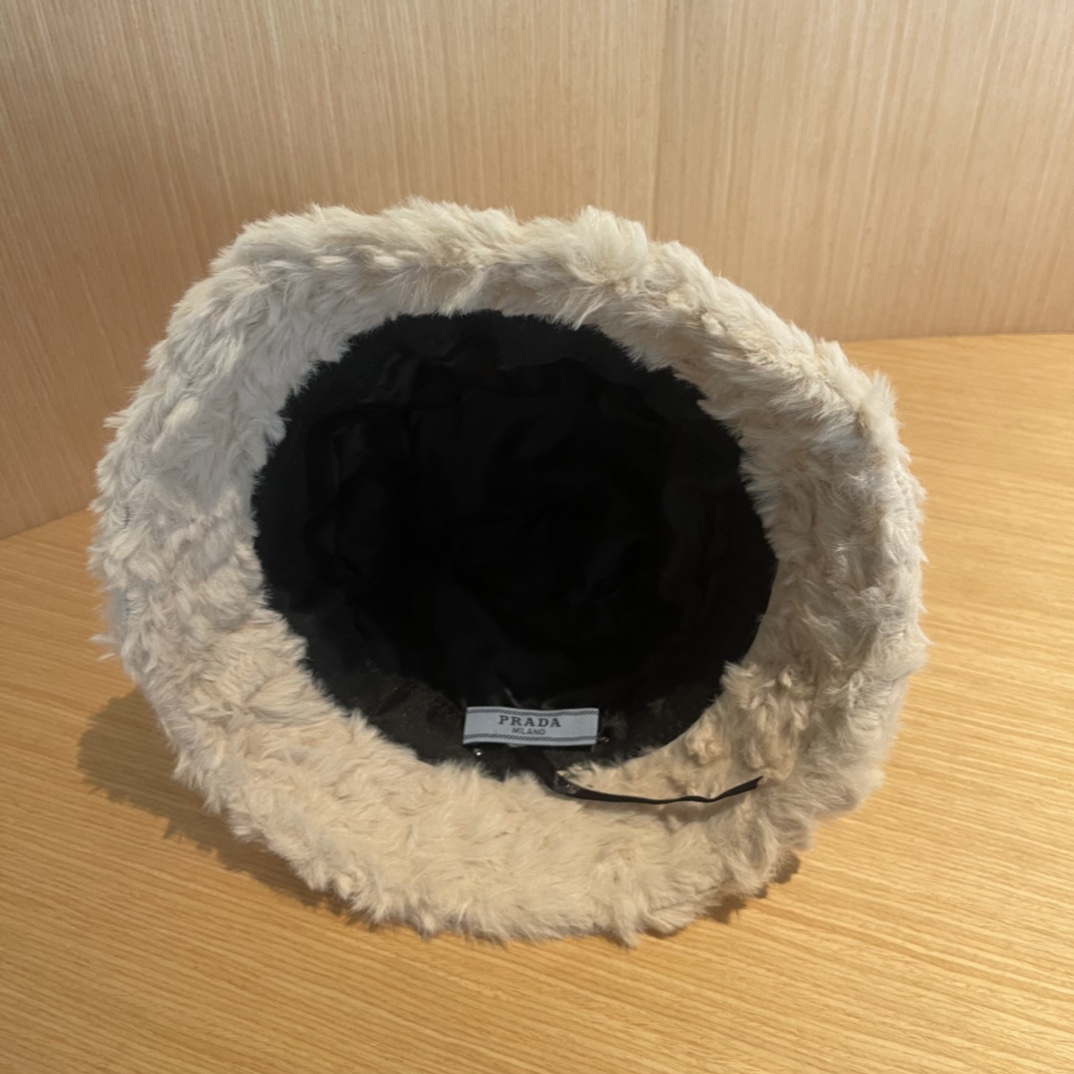 【PRADA普拉达】2024秋冬毛绒渔夫帽🌈 超舒服材质、简约设计经典百搭休闲～