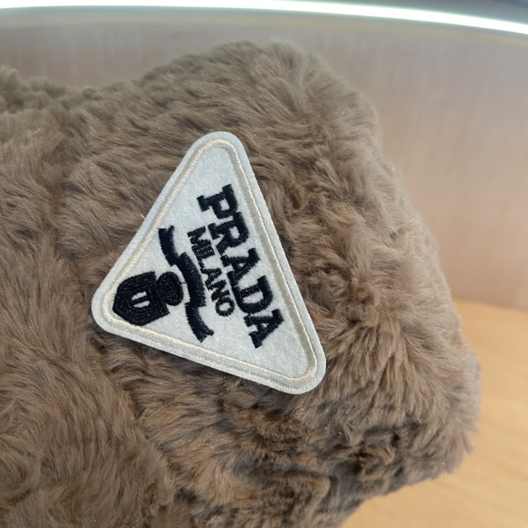 【PRADA普拉达】2024秋冬毛绒渔夫帽🌈 超舒服材质、简约设计经典百搭休闲～