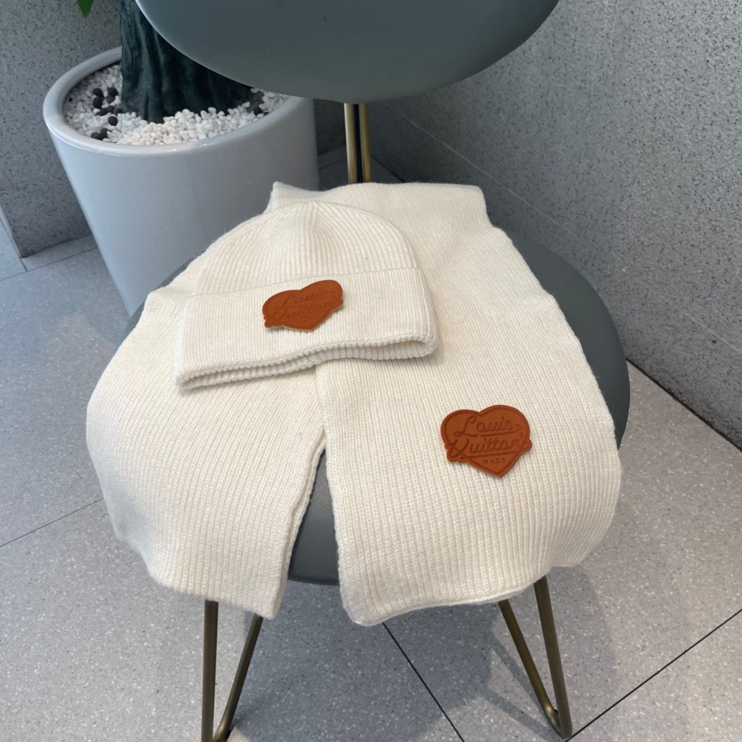 NO:218720,LV suit [Wool scarf hat set] hat Today's scarf!  It’s super comfortable~ Miss Winter, Brother, Age-reducing Artifact~ You are just a short set of hats this winter~ It’s warm and fashionable!  Universal style for men and women! Can be used as a couple style!  Complete anti-counterfeiting label hanging cards!  Many styles, welcome to choose hats, fisherman hats, baseball hats, knit hats, hats, louis vuitton, espadrilles, hats19860909LV套装【羊毛围巾帽子套装】帽子 今天围巾！暖暖哒超级舒服～冬日小姐姐 小哥哥 减龄神器哦～这个冬天你就差这么一套套装帽子啦～又保暖又时尚！男女通用款!可以做情侣款！防伪标签吊卡齐全！多多款式,欢迎选择帽子渔夫帽棒球帽针织帽,帽子,louis vuitton,espadrilles,hats,hat