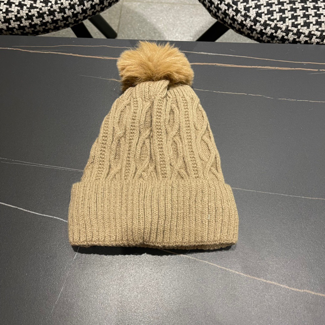  chanel香奈儿 小香中古爆款双C针织毛线帽
网红时尚达人爆款，高品质高弹棉质纱，简约时尚款！