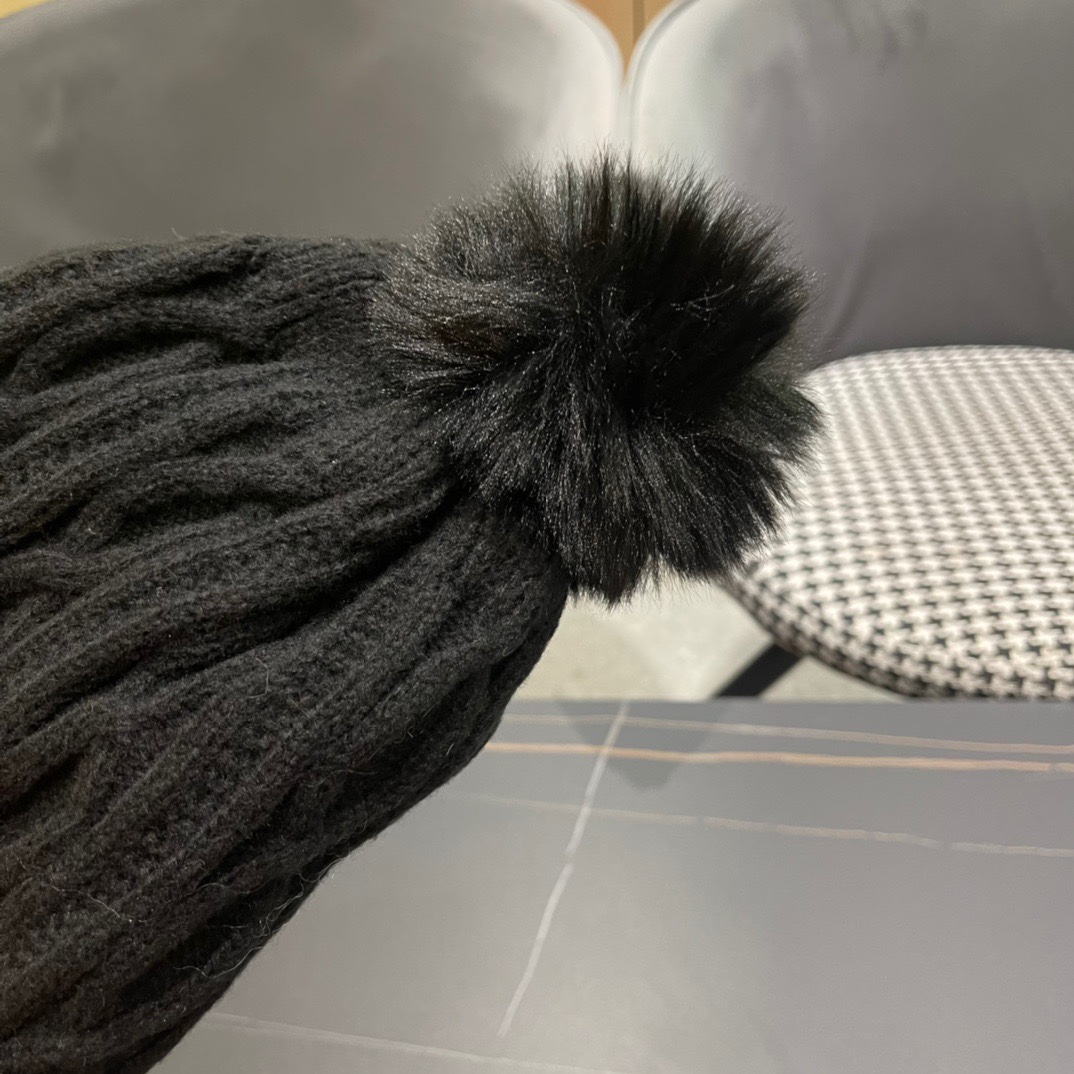  chanel香奈儿 小香中古爆款双C针织毛线帽
网红时尚达人爆款，高品质高弹棉质纱，简约时尚款！