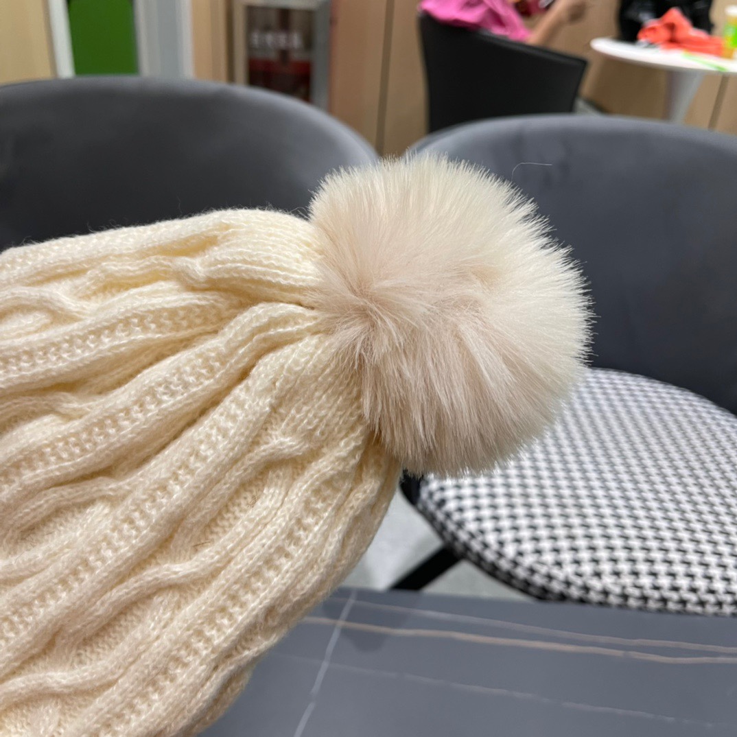  chanel香奈儿 小香中古爆款双C针织毛线帽
网红时尚达人爆款，高品质高弹棉质纱，简约时尚款！