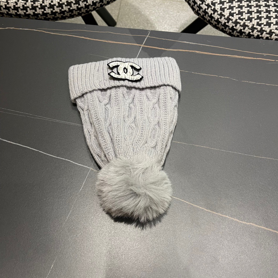  chanel香奈儿 小香中古爆款双C针织毛线帽
网红时尚达人爆款，高品质高弹棉质纱，简约时尚款！