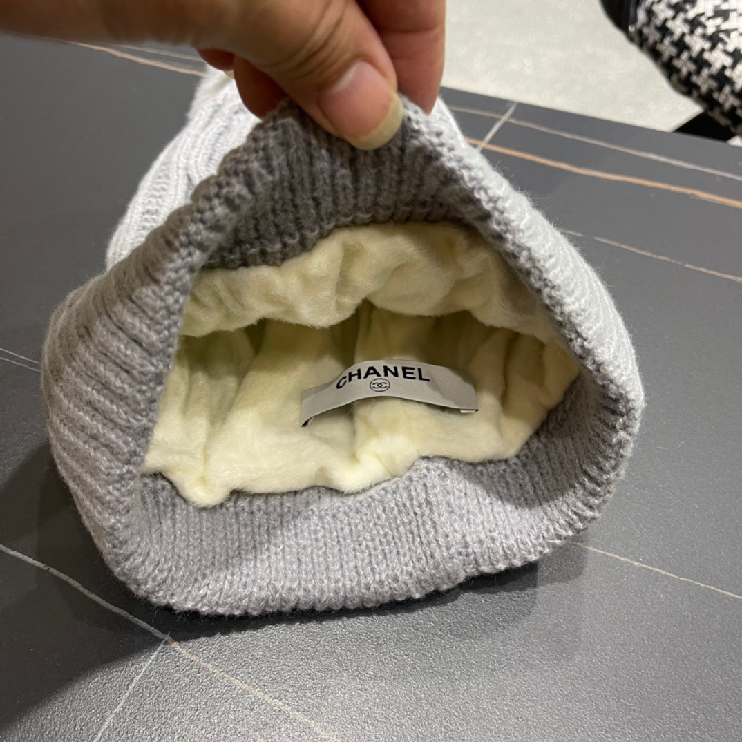  chanel香奈儿 小香中古爆款双C针织毛线帽
网红时尚达人爆款，高品质高弹棉质纱，简约时尚款！