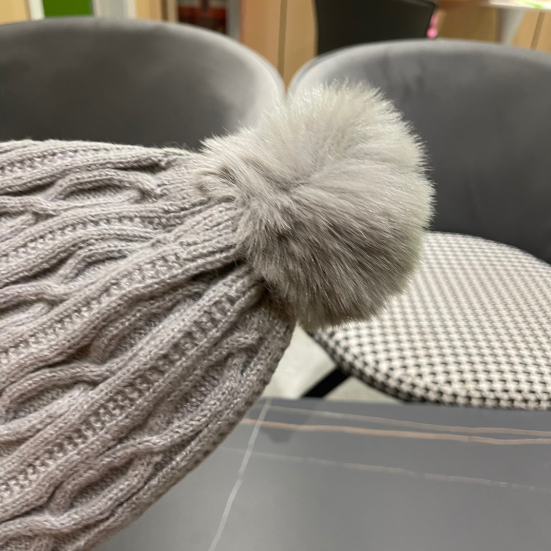  chanel香奈儿 小香中古爆款双C针织毛线帽
网红时尚达人爆款，高品质高弹棉质纱，简约时尚款！