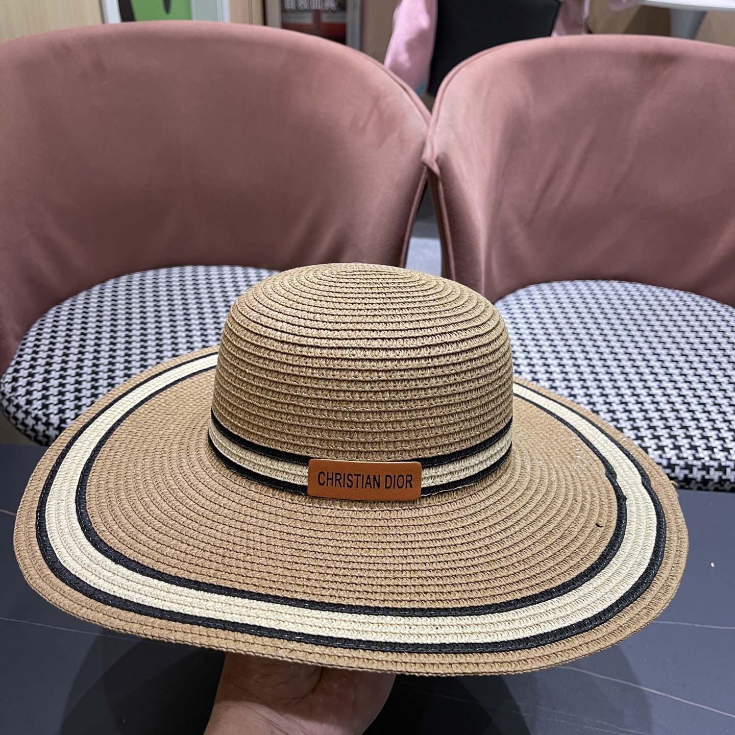  【DIOR迪奥】2025新款大檐草帽🤩沙滩风，简约大方，百搭单品～出街首选，新款帽型超美腻，新品上架