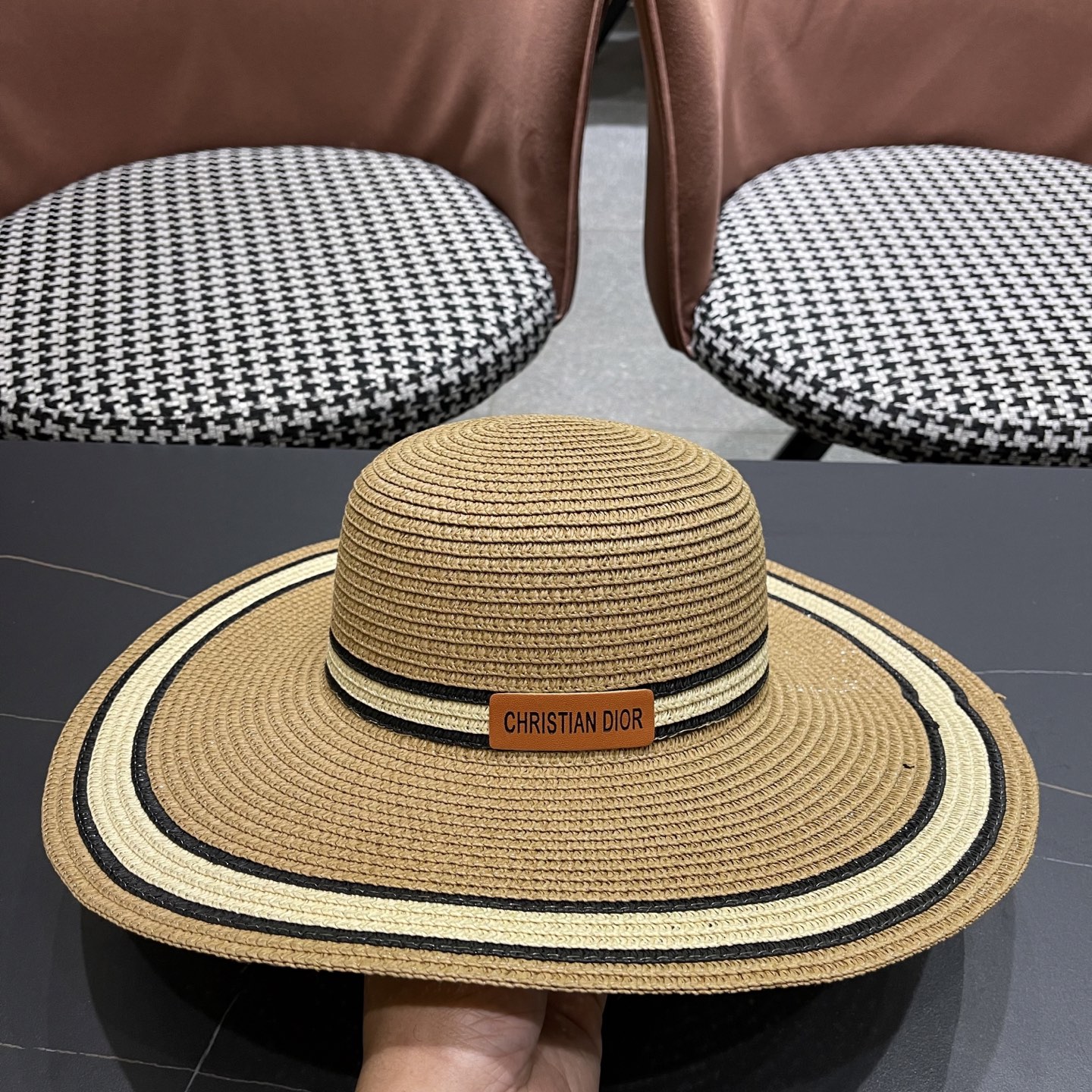  【DIOR迪奥】2025新款大檐草帽🤩沙滩风，简约大方，百搭单品～出街首选，新款帽型超美腻，新品上架