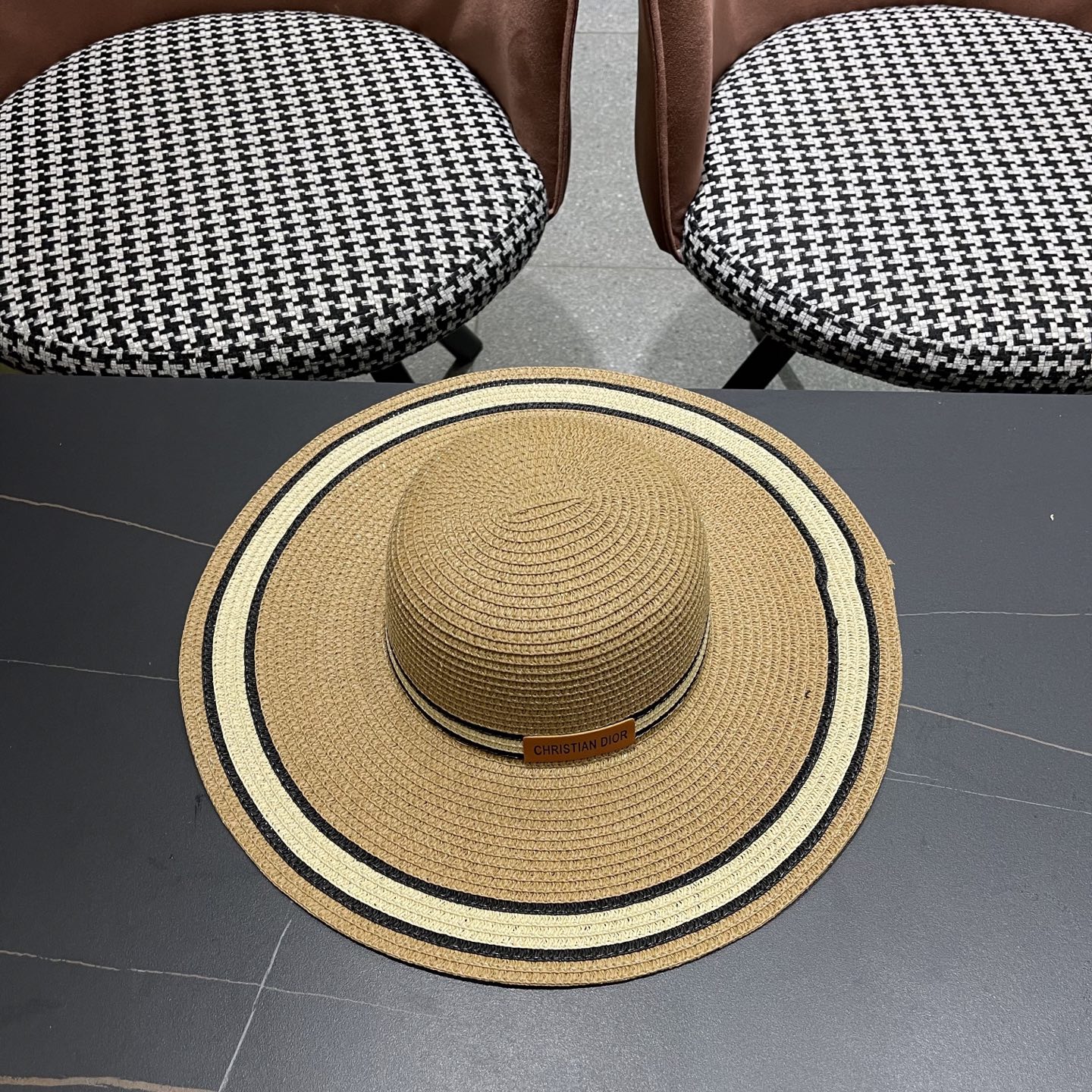  【DIOR迪奥】2025新款大檐草帽🤩沙滩风，简约大方，百搭单品～出街首选，新款帽型超美腻，新品上架