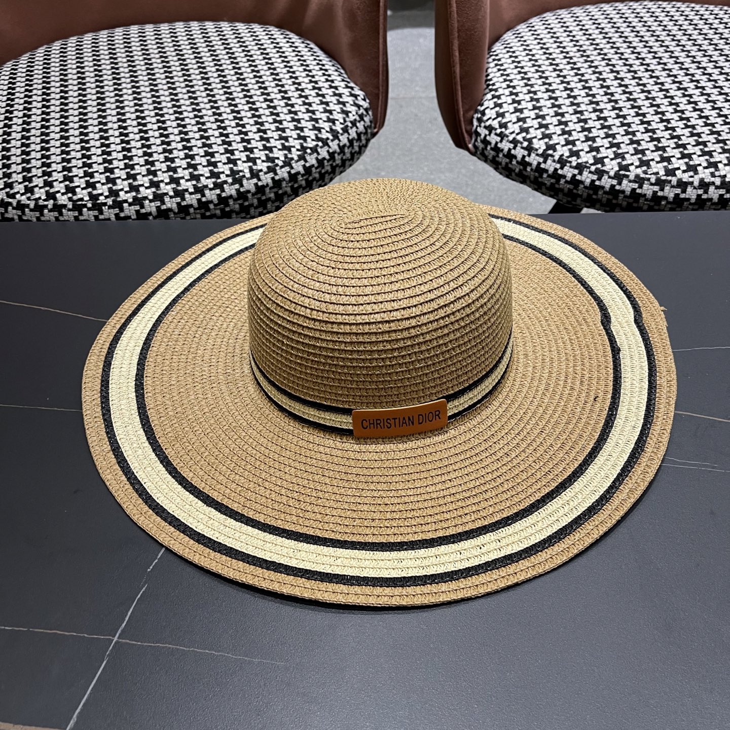  【DIOR迪奥】2025新款大檐草帽🤩沙滩风，简约大方，百搭单品～出街首选，新款帽型超美腻，新品上架