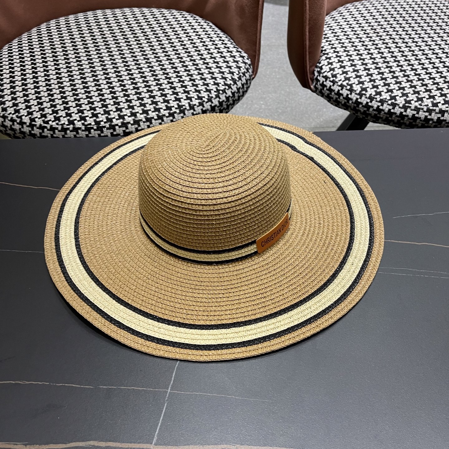  【DIOR迪奥】2025新款大檐草帽🤩沙滩风，简约大方，百搭单品～出街首选，新款帽型超美腻，新品上架
