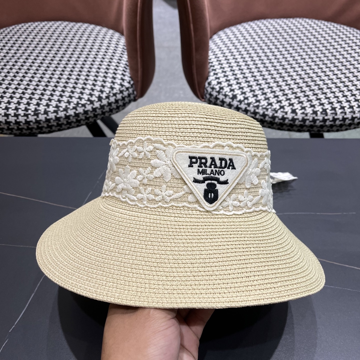  Prada普拉达2025夏休闲大檐草帽女百搭遮阳度假粗草沙滩帽防晒太阳帽