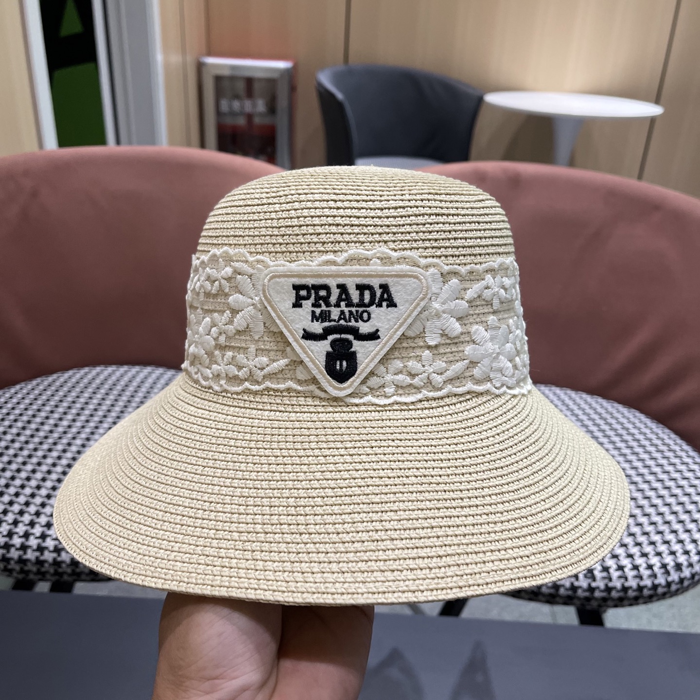  Prada普拉达2025夏休闲大檐草帽女百搭遮阳度假粗草沙滩帽防晒太阳帽