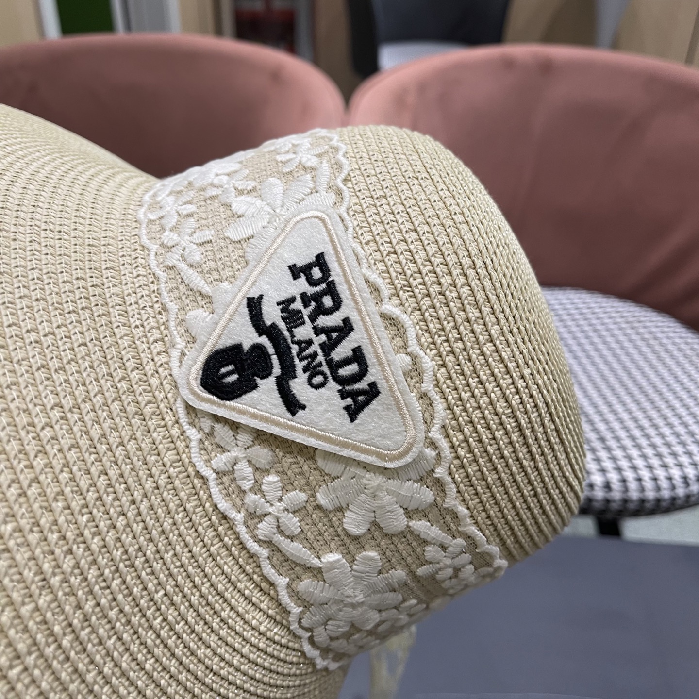  Prada普拉达2025夏休闲大檐草帽女百搭遮阳度假粗草沙滩帽防晒太阳帽