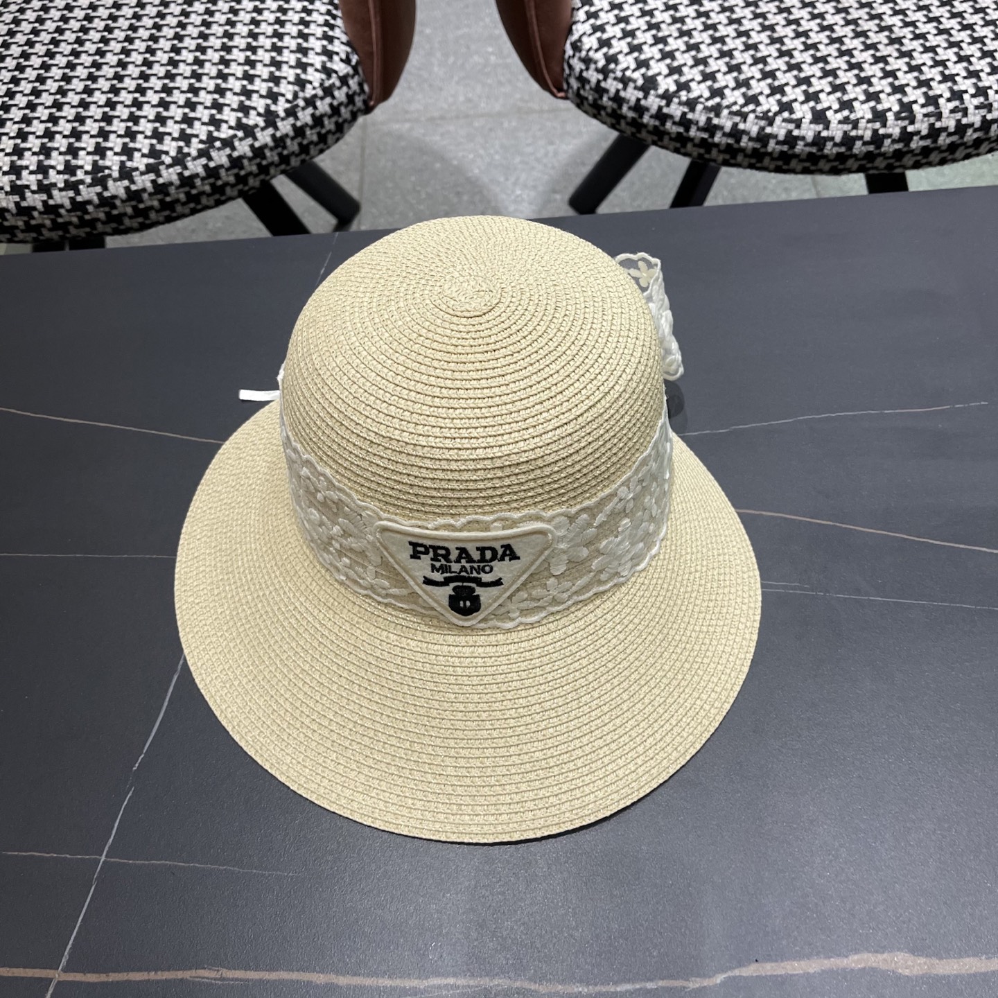  Prada普拉达2025夏休闲大檐草帽女百搭遮阳度假粗草沙滩帽防晒太阳帽