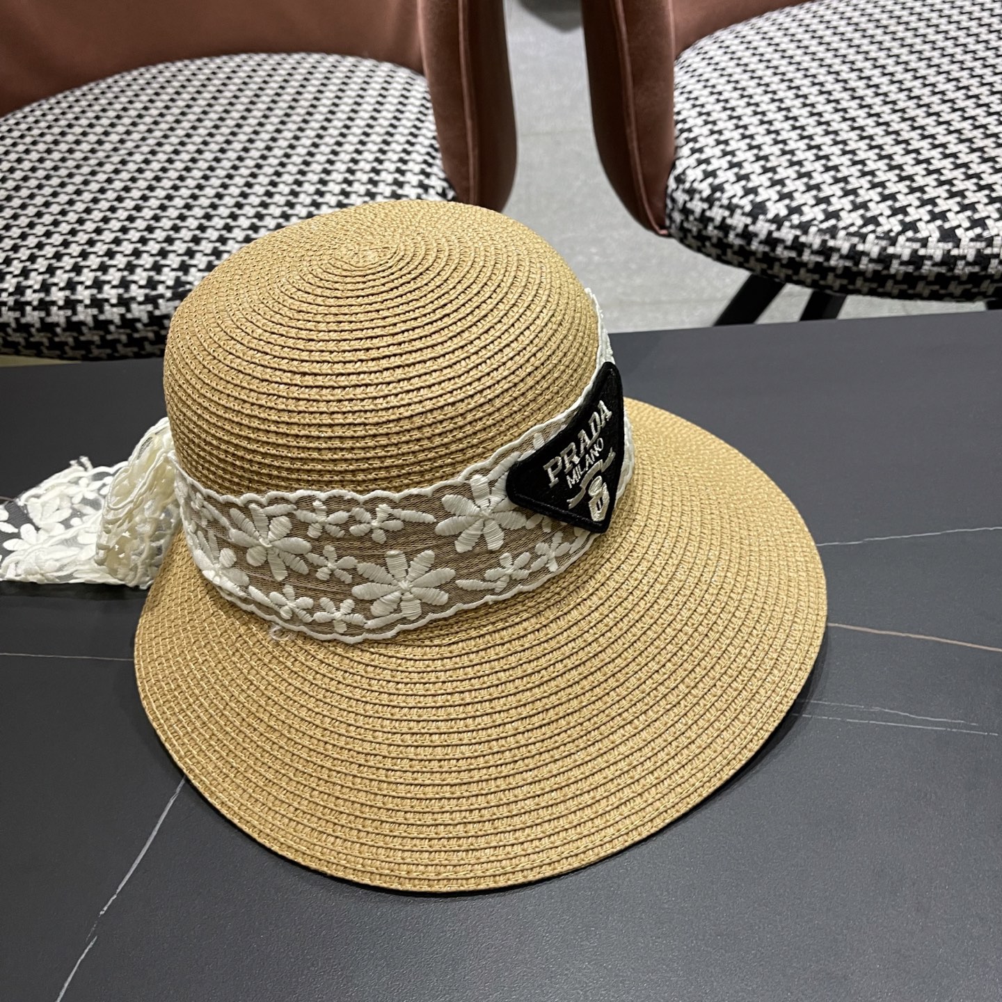  Prada普拉达2025夏休闲大檐草帽女百搭遮阳度假粗草沙滩帽防晒太阳帽