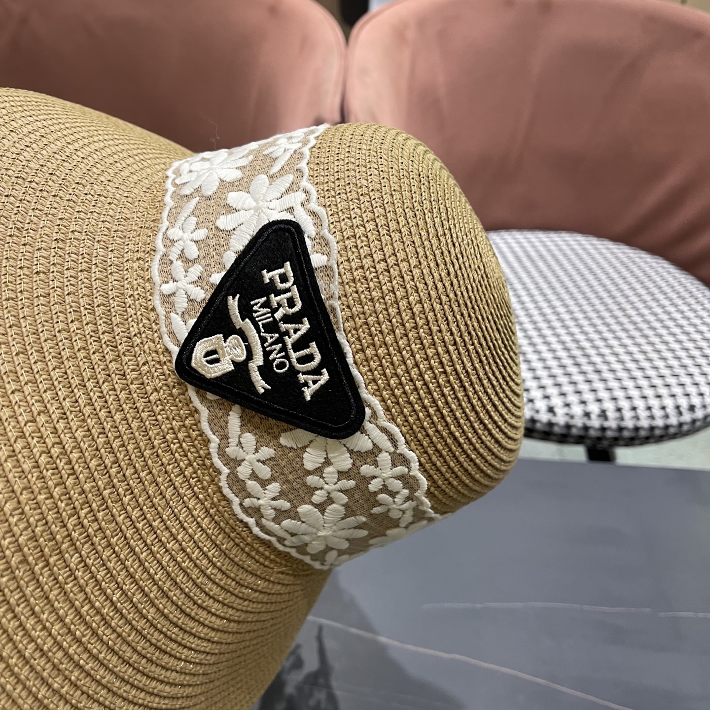  Prada普拉达2025夏休闲大檐草帽女百搭遮阳度假粗草沙滩帽防晒太阳帽