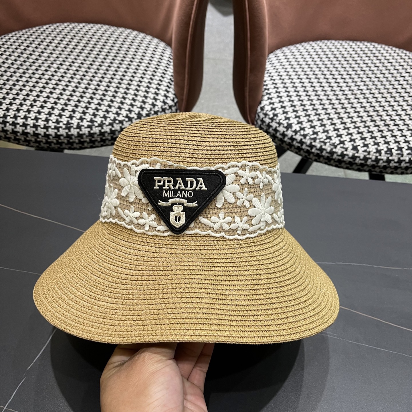  Prada普拉达2025夏休闲大檐草帽女百搭遮阳度假粗草沙滩帽防晒太阳帽